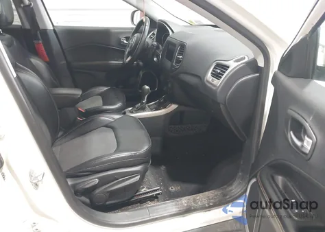 2019 Jeep Compass Latitude 4X4 z USA, uszkodzony, nr VIN 3C4NJDBB5KT593479